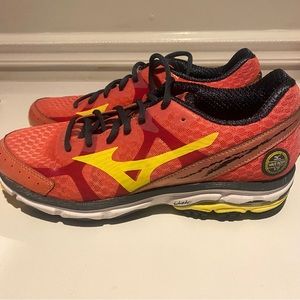 (NEW) Mizuno Wave Rider 17! Size women’s 8.5